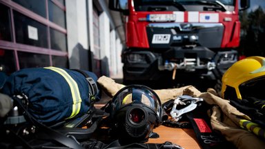 Kaune ugniagesiai gelbėjo automobilyje užtrenktą kūdikį