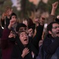Dėl numušto lėktuvo įpykę iraniečiai išėjo į gatves, Trumpas perspėja nevykdyti „žudynių“