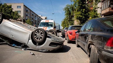Tiesiogiai iš įvykio vietos: Vilniuje apvirto, įtariama, girto vairuotojo automobilis