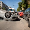 Tiesiogiai iš įvykio vietos: Vilniuje apvirto, įtariama, girto vairuotojo automobilis