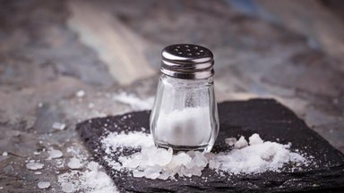 Organizmui kenkia ne tik per didelis druskos kiekis: specialistai įspėjo, kuo rizikuojate jos visiškai atsisakydami
