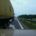 Magistralėje – per plauką nuo nelaimės: nufilmavo keistą sunkvežimio vairuotojo poelgį