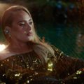 Adele pristato intriguojantį vaizdo klipą: po prabangia „Valentino“ mados namų suknele teko vilktis hidrokostiumą
