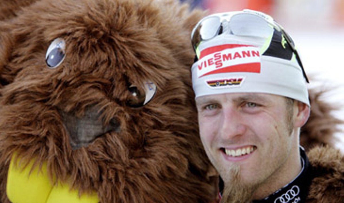 Vokietijos slidininkas Axelis Teichmannas pozuoja su žaisliniu bebru. Vokietis šeštadienį nugalėjo Pasaulio taurės 30 km slidinėjimo varžybose Tezere (Italija).