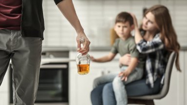 Istorijos iš Anoniminių alkoholikų susirinkimų: kaip gyvena priklausomų žmonių šeimos ir kokia pagalba iš tiesų padeda