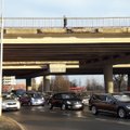 Byrantis tiltas virš judrios sostinės gatvės ne juokais gąsdina vairuotojus