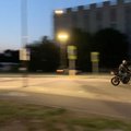 Neseniai suremontuotoje gatvėje Kaune – nelegalios motociklininkų linksmybės