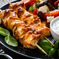 Bene populiariausias graikų virtuvės patiekalas – suvlakis: mauname ant iešmo kiaulieną ir vištieną