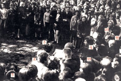 Kauno miesto sode pagerbti Romo Kalantos atminimo 1972 m. gegužės 18 d. susirinkę žmonės:  Nr. 3 pažymėtas Rimantas Baužys skaito atsišaukimą, Vytautas Kaladė stovi tarp Nr. 2 ir Nr. 35 pažymėtų asmenų. 