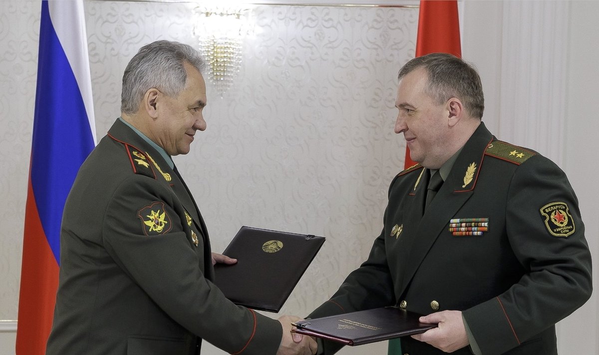 Rusijos gynybos ministras Sergejus Šoigu (kairėje) ir Baltarusijos gynybos ministras Viktoras Chreninas