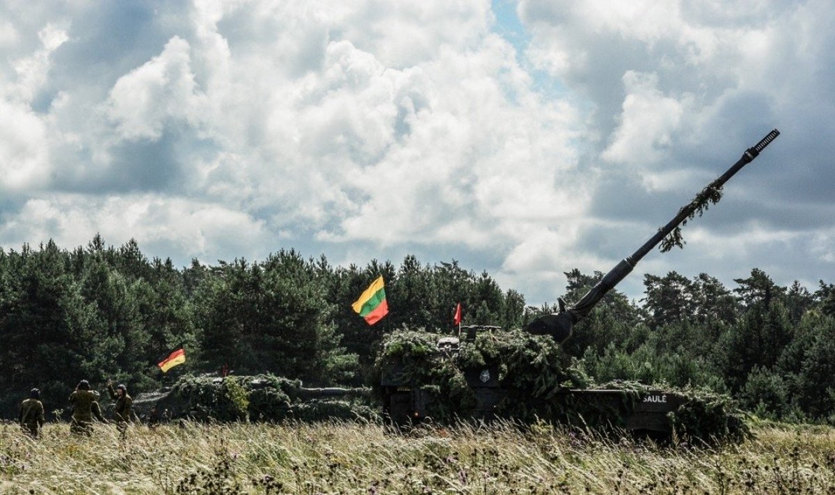 Į taikinius Baltijos jūroje atlikti pirmieji šūviai iš Lietuvos kariuomenės haubicų PzH2000