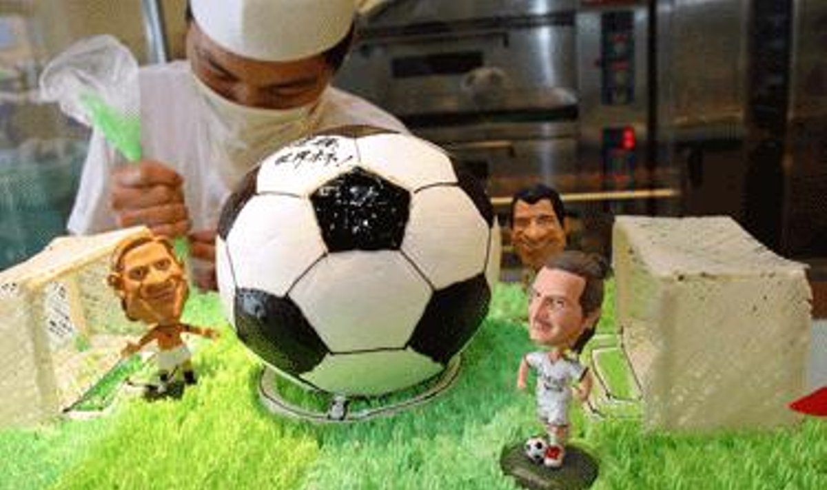 Kinas iškepė tortą su futbolo atributika specialiai Pasaulio Futbolo čempionatui. Ant torto - futbolo kamuolio, Davido Beckhamo ir kitų futbolininkų figūrėlėmis.
