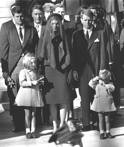 Jaqueline Kennedy su vaikais laidotuvėse