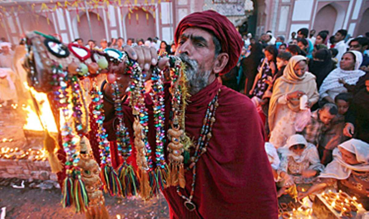 Pakistane religinės šventės metu deginamos žvakės. 