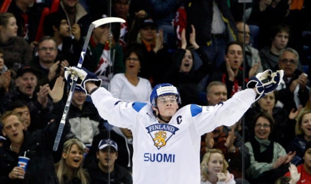 Suomis J.Niemi džiūgauja po įvarčio