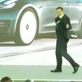Elonas Muskas pademonstravo keistus šokio judesius