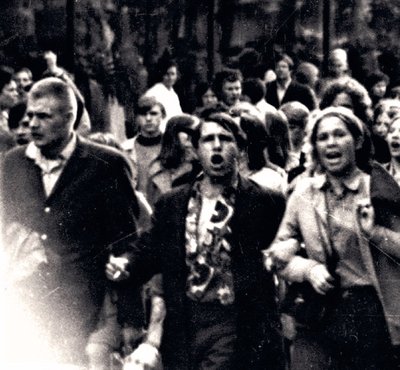 Eitynės Laisvės alėja. 1972 m. gegužės 18 d. Iš kairės: Vytautas Kaladė, Rimantas Baužys, Virginija Urbonavičiūtė. 
