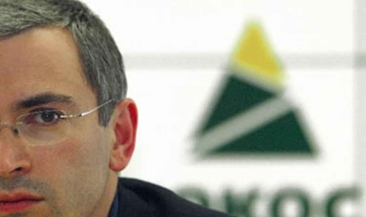 Michailas Chodorkovskis spaudos konferencijoje. Nuotrauka padaryta 2003 m. birželio 18 d. Daugelis analitikų tikėjosi, kad šiandien, kai "Yukos" privalo sumokėti 3,4 mlrd. JAV dolerių mokesčių arba išparduoti savo turtą, M. Chodorkovskis bandys pasiūlyti tokį sandorį, kad užsibaigtų "Yukos" krizę, kurią, daugelio manymu, sukėlė Kremlius, siekdamas nubausti milijardierių už jo politines ambicijas."Financial Times", cituodamas diskusijoms artimus asmenis, rašo, kad M. Chodorkovskis nori atiduoti dalį arba visas savo akcijas bendrovei, kuri vėliau arba tiesiogiai jas perduos vyriausybei, arba jas parduos ir gautomis lėšomis padengs dabartines bei būsimas mokesčių pretenzijas.<P>