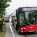 Viešojo transporto stotelėje Vilniuje autobusas rėžėsi į gatves valantį automobilį: sužalota moteris išgabenta į ligoninę