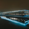 Kauno „Akropolį“ nušvietė 1 km ilgio „Kaunas 2022“ meninė instaliacija: kūrinys stebina optinėmis iliuzijomis
