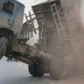 Kinijoje, netekęs pusiausvyros, sunkvežimis atsistojo piestu