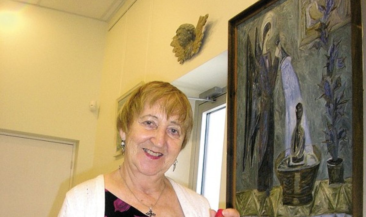 Muziejaus mecenatė Beatričė Kleizaitė–Vasaris rankoje laiko jai brangų, rašytojos Jurgos Ivanauskaitės ant paprasto stiklinio butelio tapytą „Beatričės angelą“