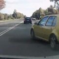 Nufilmuotas vairuotojas, neskiriantis pagrindinio kelio nuo šalutinio