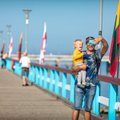 Паланга в знак поддержки Беларуси вывесила на мосту национальные флаги