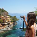 Populiarus Italijos miestelis neapsikentė asmenukes besidarančių turistų: už per ilgą fotografavimąsi gresia bauda