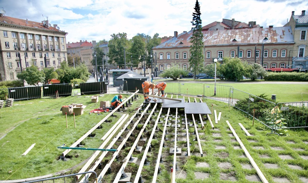 Buvusiame sostinės Petro Cvirkos skvere pradėti aplinkos tvarkymo darbai, montuojama scena renginiams (Kastyčio Mačiūno nuotr.)