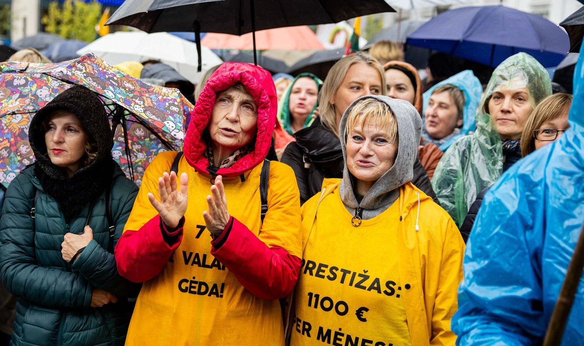 Streikuojantys mokytojai atžygiavo į Vinco Kudirkos aikštę Vilniuje