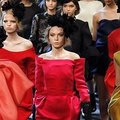 Paryžiuje pristatytoje „Lanvin“ kolekcijoje – įvairiaspalvės suknelės