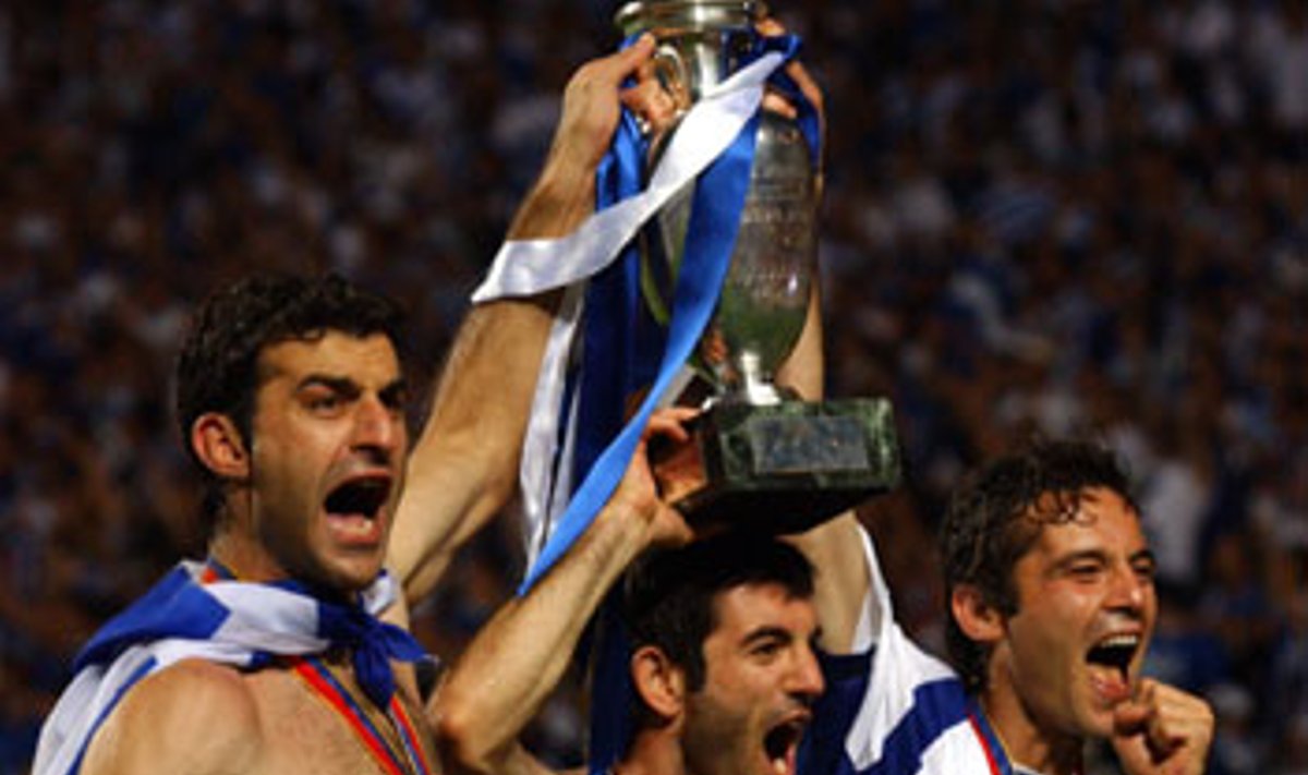 Traianos Dellas, Georgios Karagounis ir Zisis Vryzas švenčia Graikijos rinktinės pergalę Europos futbolo čempionate