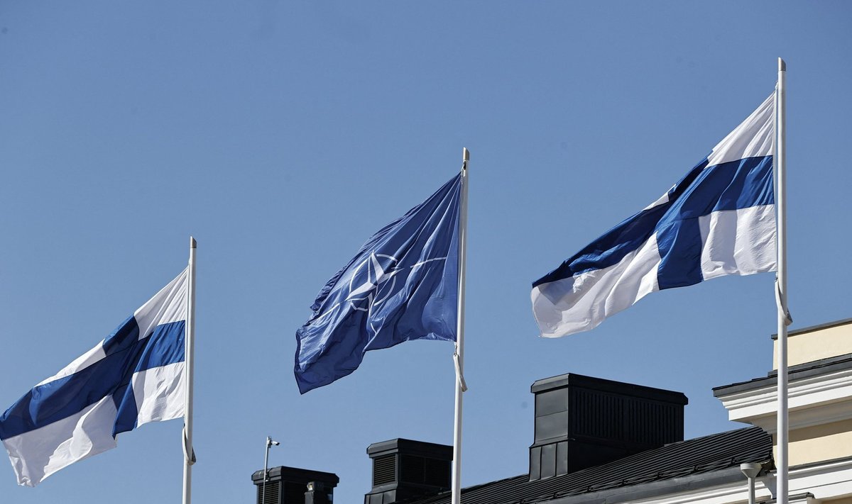 Suomijos ir NATO vėliavos