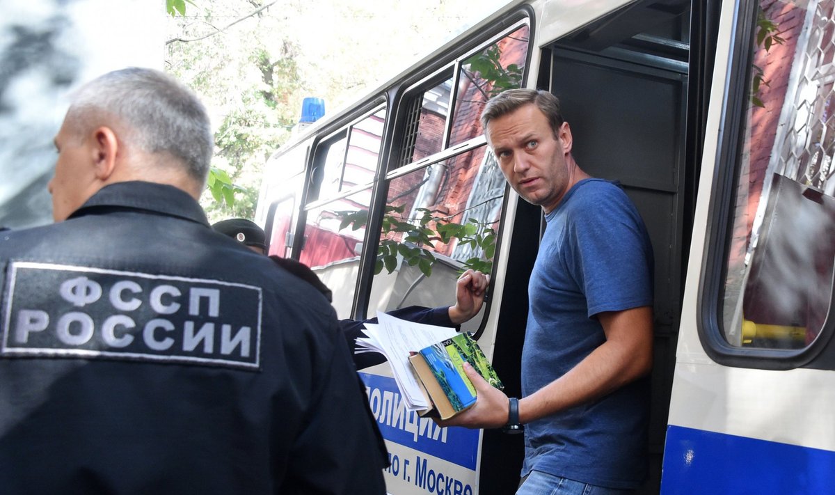 Aleksėjus Navalnas atvežtas į teismo salę