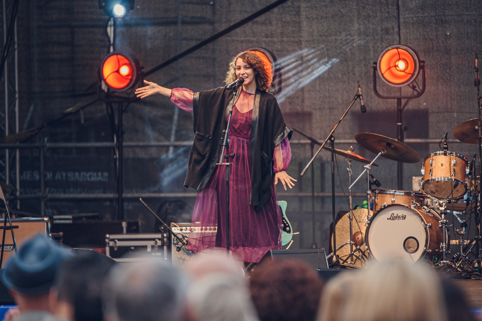 Po zniewoleniu wileńskiej publiczności, amerykańska artystka Gaby Moreno przekazuje festiwal Kristupas muzyce sakralnej