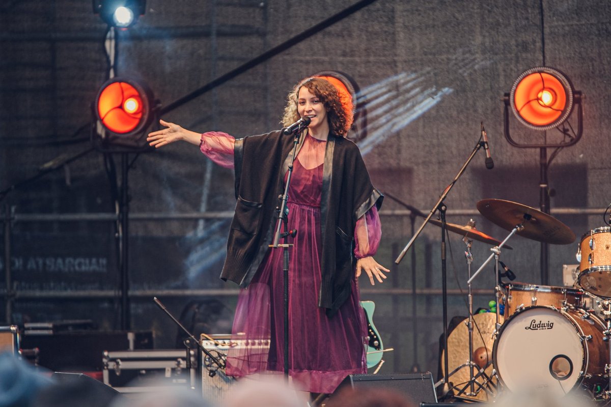 Po zniewoleniu wileńskiej publiczności, amerykańska artystka Gaby Moreno przekazuje festiwal Kristupas muzyce sakralnej