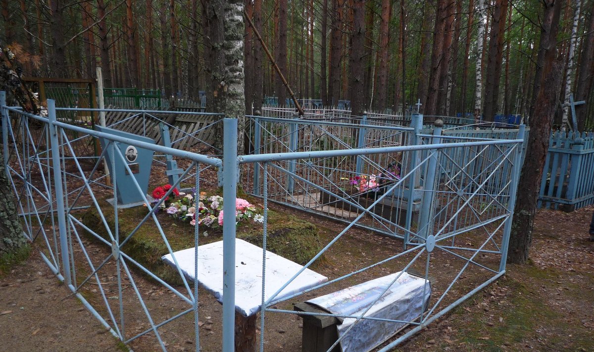 Kapinės netoli Tomsko: rusiškas kapas su stalu valgiams ir suoleliais