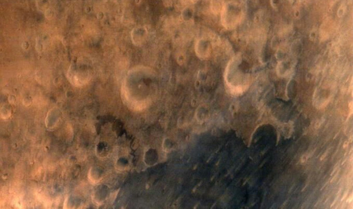 Pirmoji "Mangalyan" zondo iš 7600 m aukščio užfiksuota Marso nuotrauka