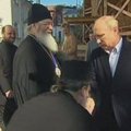 V.Putinas supyko, kai popas mėgino pabučiuoti jam ranką