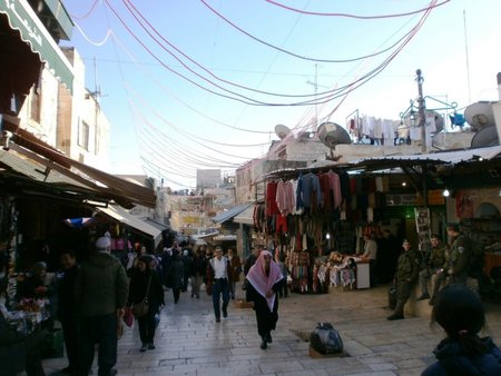 Turgus senamiestyje, vos tik įėjus pro Damasko vartus