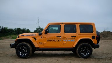 Naujo „Jeep Wrangler 4XE“ testas: kam miške elektra?