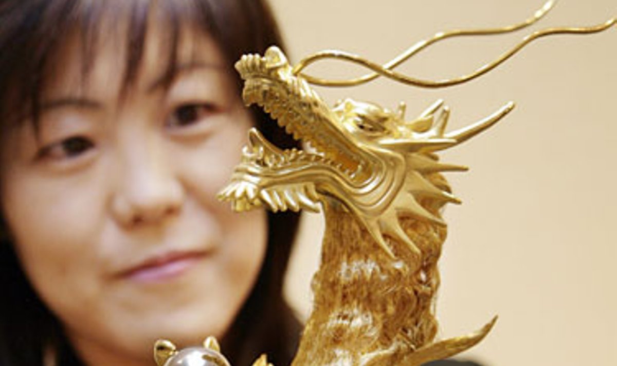 300 tūkst. JAV dolerių kainuojanti gryno aukso ir platinos drakono skulptūra.
