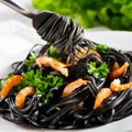 Nauja mada – juodos spalvos maisto produktai