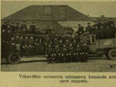 Vilkaviškio ugniagesių nuotrauka prie savo stoginės, 1936 m.