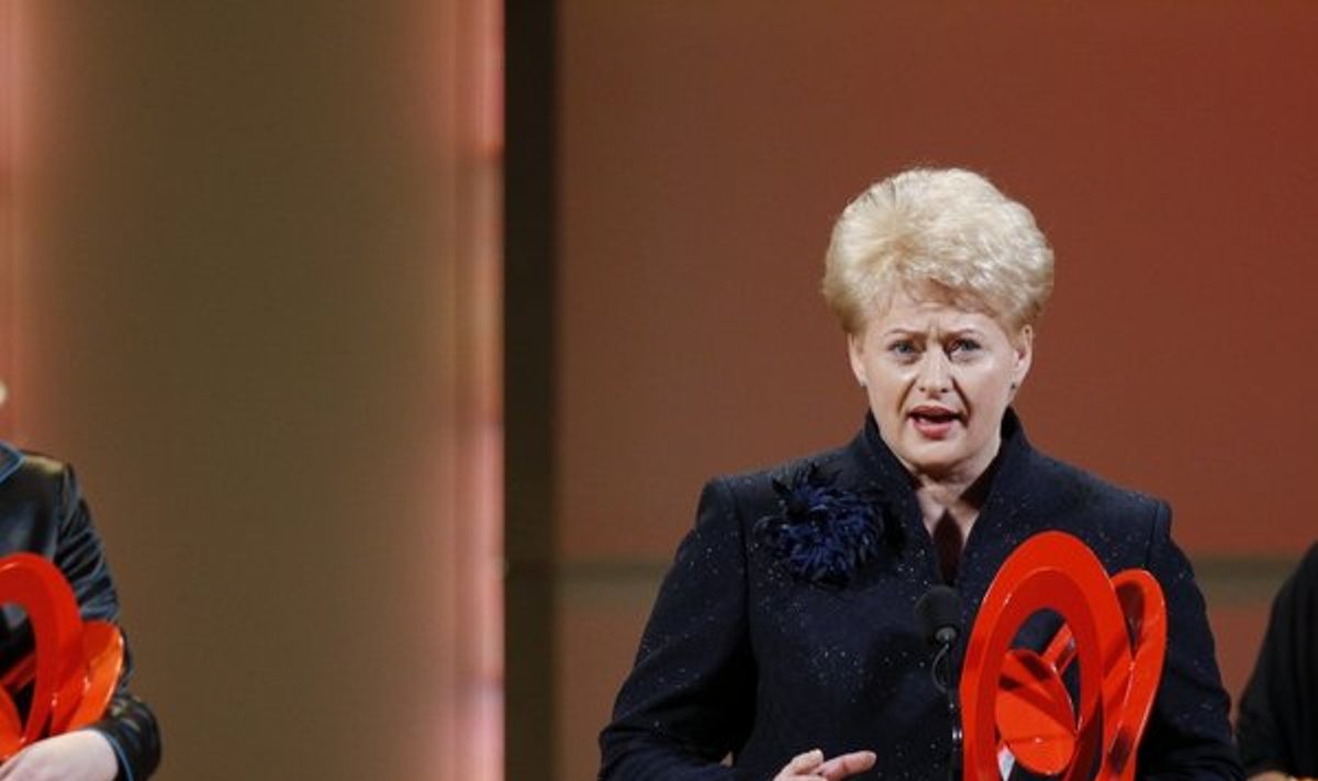 Dalia Grybauskaitė atsiima Metų moters apdovanojimą