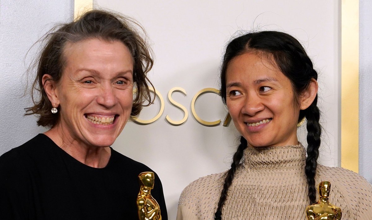 Filmo "Klajoklių žemė" aktorė Frances McDormand (kairėje) ir režisierė Chloe Zhao