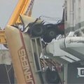 Britų kelte virš vandens pakibo sunkvežimio priekaba