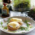 Karališkų pusryčių savaitgaliais nusipelno kiekvienas: kaip sėkmingai pasigaminti Benedikto kiaušinį