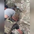 Po atakos Časiv Jaro mieste dirba gelbėtojai: užfiksavo, kaip iš griuvėsių išgelbėjo žmogų
